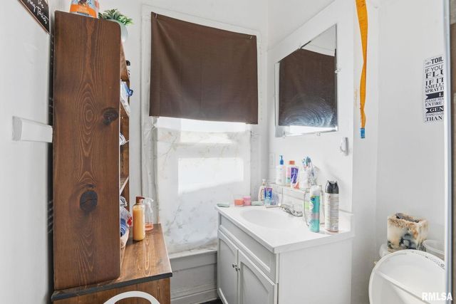 625 N DIVISION Street, Davenport, IA 52802