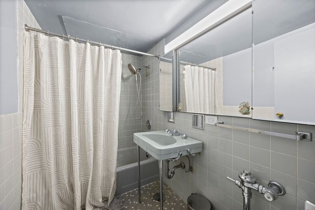 253 E Delaware Place 17D, Chicago, IL 60611