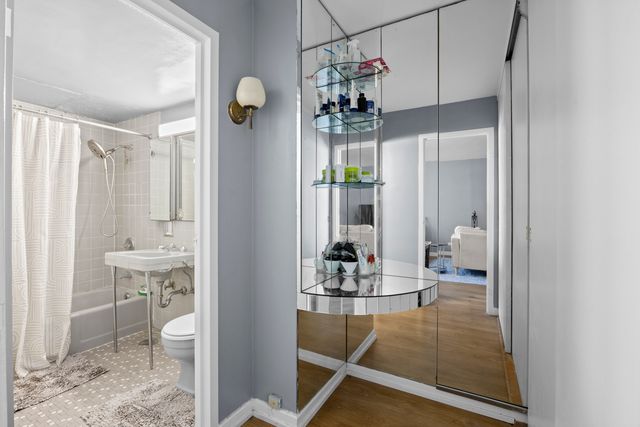 253 E Delaware Place 17D, Chicago, IL 60611