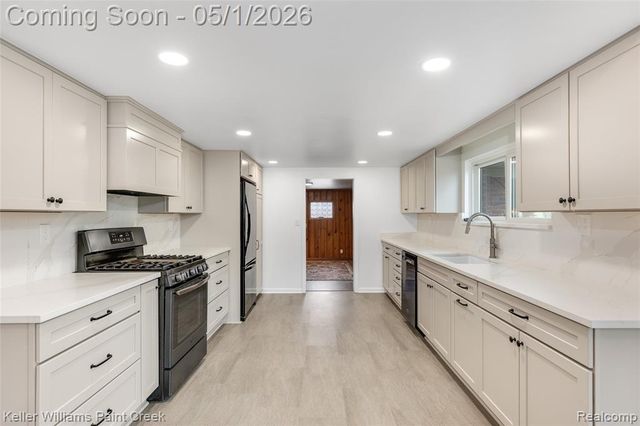 17469 Doris, Fraser, MI 48026