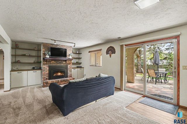 2321 S Mockingbird Cir Circle, Sioux Falls, SD 57103