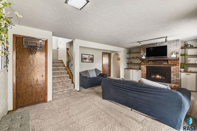 2321 S Mockingbird Cir Circle, Sioux Falls, SD 57103