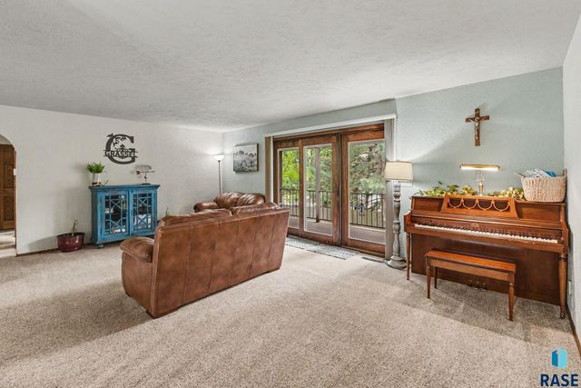 2321 S Mockingbird Cir Circle, Sioux Falls, SD 57103