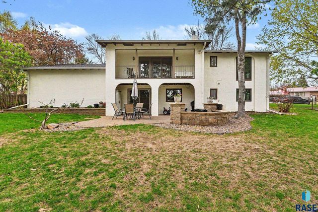 2321 S Mockingbird Cir Circle, Sioux Falls, SD 57103