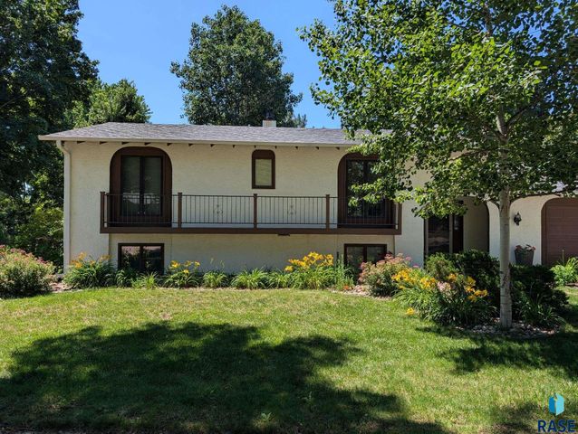 2321 S Mockingbird Cir Circle, Sioux Falls, SD 57103