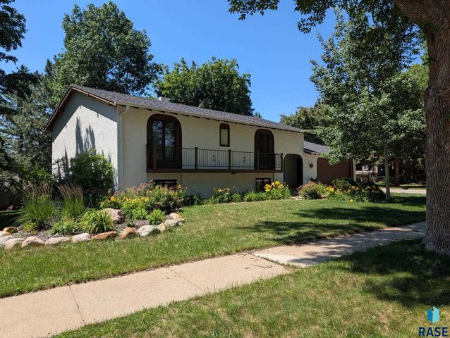 2321 S Mockingbird Cir Circle, Sioux Falls, SD 57103