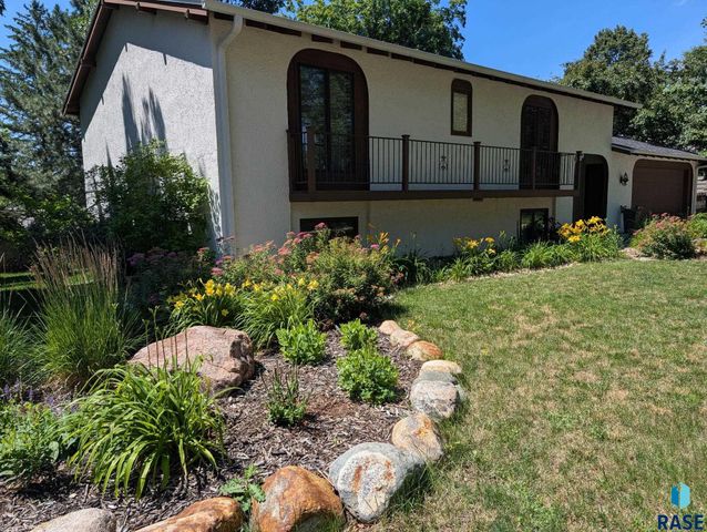 2321 S Mockingbird Cir Circle, Sioux Falls, SD 57103