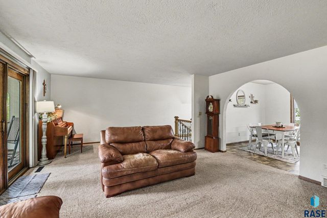 2321 S Mockingbird Cir Circle, Sioux Falls, SD 57103