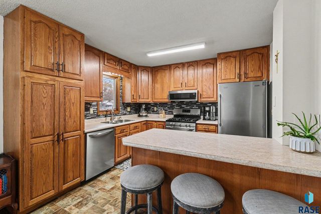 2321 S Mockingbird Cir Circle, Sioux Falls, SD 57103