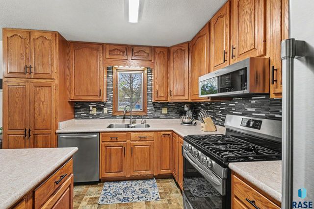 2321 S Mockingbird Cir Circle, Sioux Falls, SD 57103