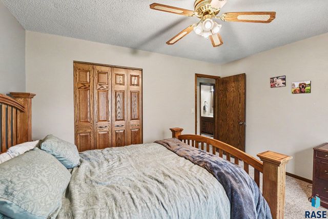 2321 S Mockingbird Cir Circle, Sioux Falls, SD 57103
