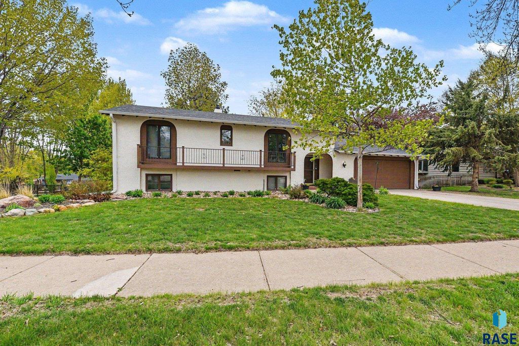 2321 S Mockingbird Cir Circle, Sioux Falls, SD 57103