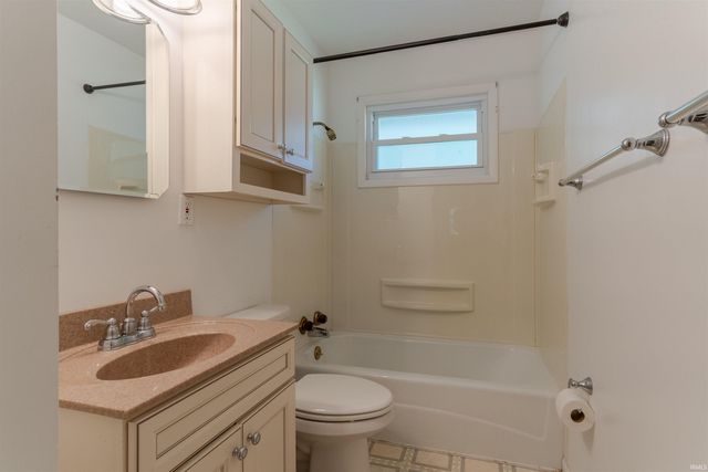 2424 Lexington Road, Evansville, IN 47720
