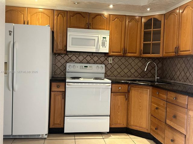 9120 Fontainebleau Blvd 408, Miami, FL 33172