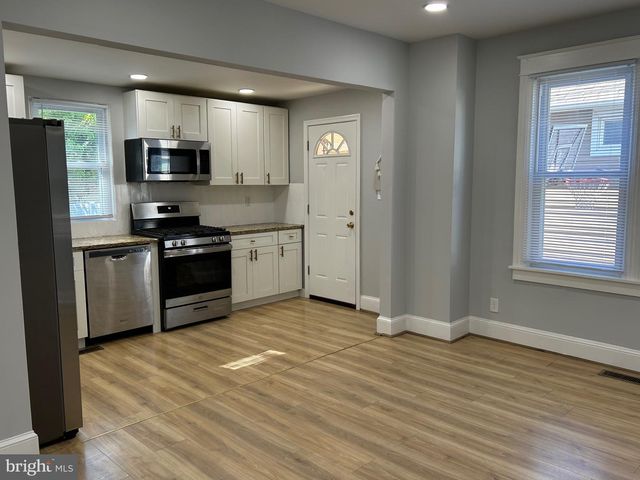 16 W ROLAND RD, Brookhaven, PA 19015