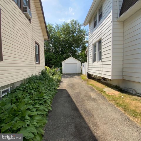 16 W ROLAND RD, Brookhaven, PA 19015