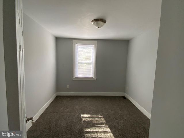 16 W ROLAND RD, Brookhaven, PA 19015