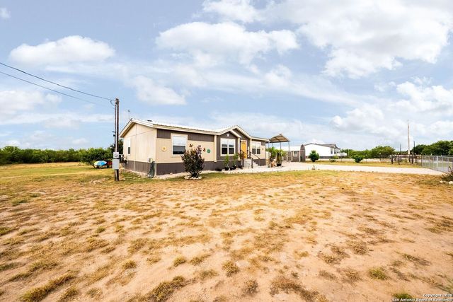 380 Martin Ave, Carrizo Springs, TX 78834