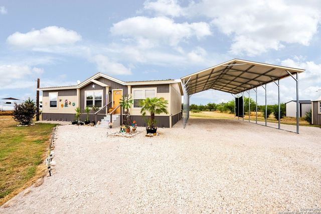 380 Martin Ave, Carrizo Springs, TX 78834