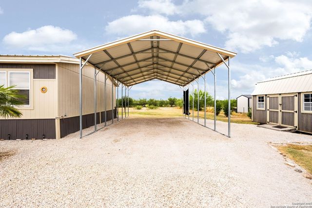 380 Martin Ave, Carrizo Springs, TX 78834