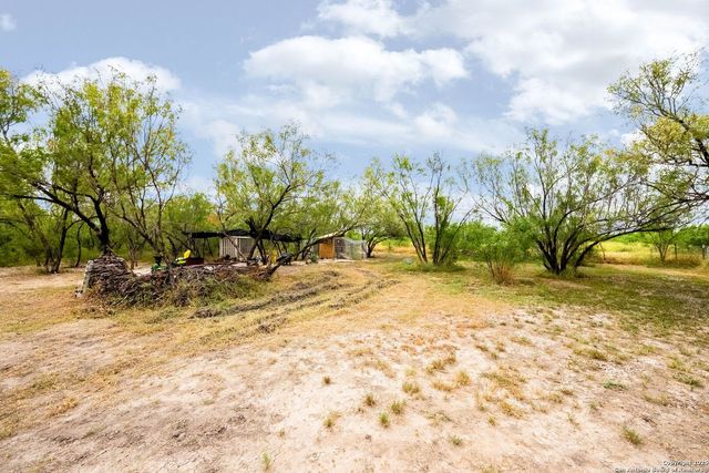 380 Martin Ave, Carrizo Springs, TX 78834