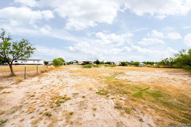 380 Martin Ave, Carrizo Springs, TX 78834