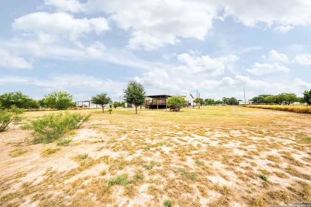 380 Martin Ave, Carrizo Springs, TX 78834