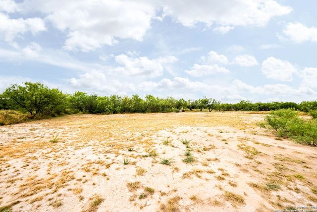 380 Martin Ave, Carrizo Springs, TX 78834