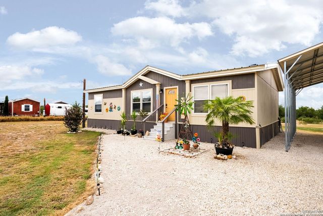 380 Martin Ave, Carrizo Springs, TX 78834