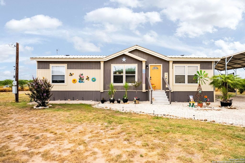 380 Martin Ave, Carrizo Springs, TX 78834