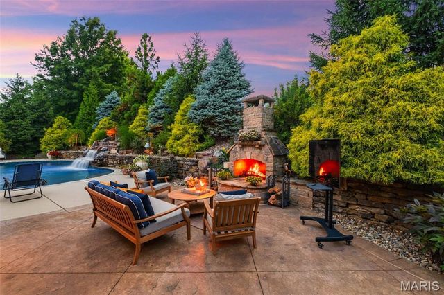 1880 Spring Mill Creek, St Charles, MO 63303