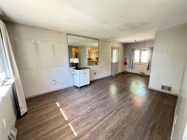 5 Robin Road, Selden, NY 11784
