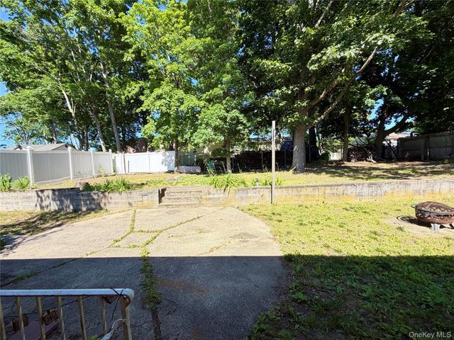 5 Robin Road, Selden, NY 11784