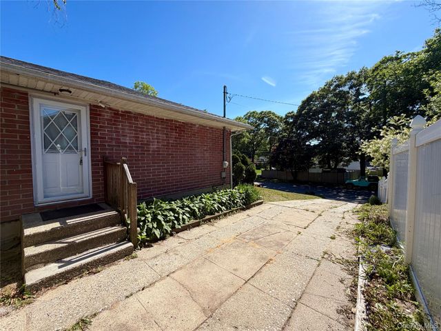 5 Robin Road, Selden, NY 11784