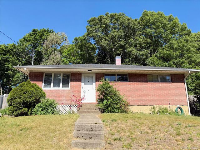 5 Robin Road, Selden, NY 11784