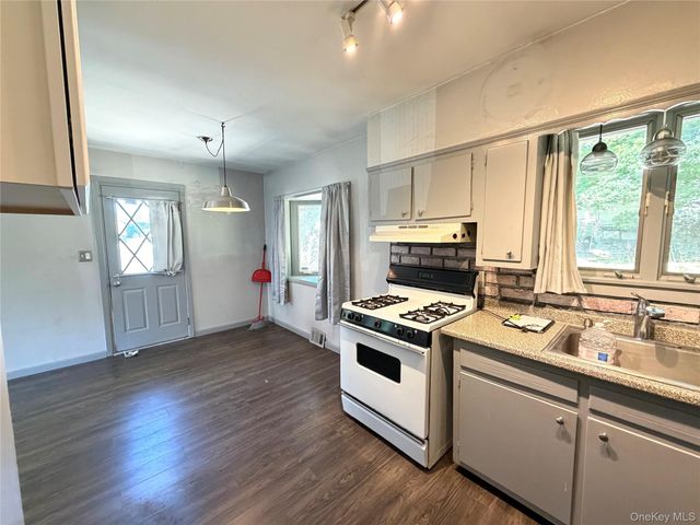 5 Robin Road, Selden, NY 11784