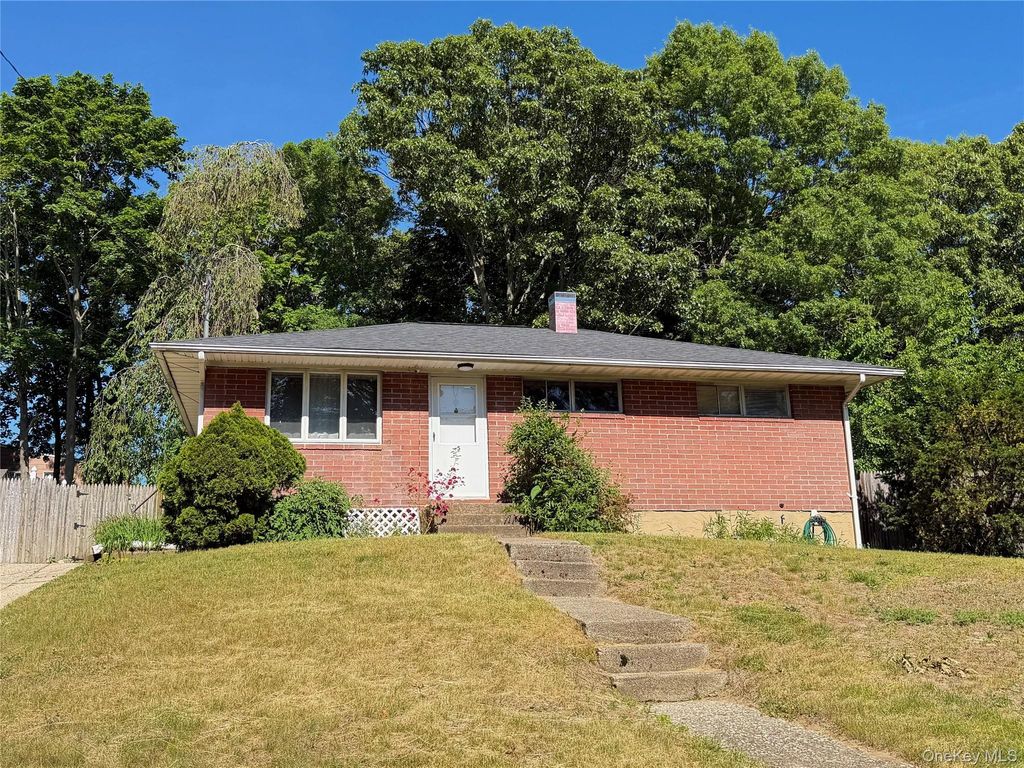 5 Robin Road, Selden, NY 11784