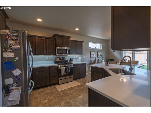 2833 ESSEX Ave, Albany, OR 97321