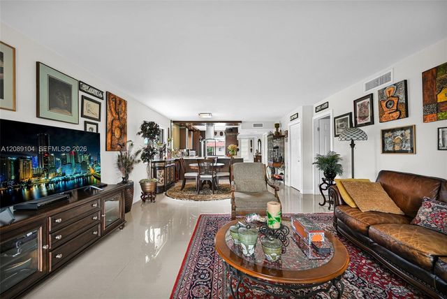 374 Lakeview Drive 204, Weston, FL 33326