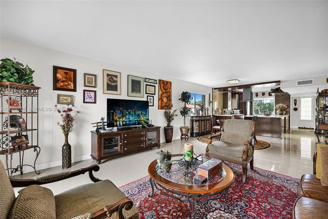 374 Lakeview Drive 204, Weston, FL 33326