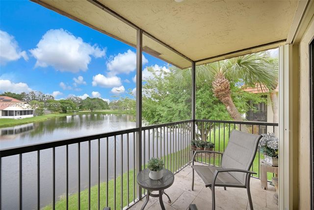 374 Lakeview Drive 204, Weston, FL 33326