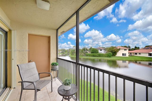 374 Lakeview Drive 204, Weston, FL 33326