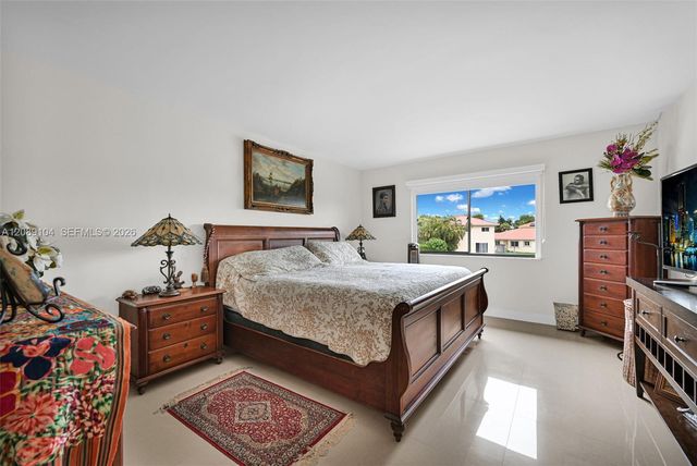 374 Lakeview Drive 204, Weston, FL 33326