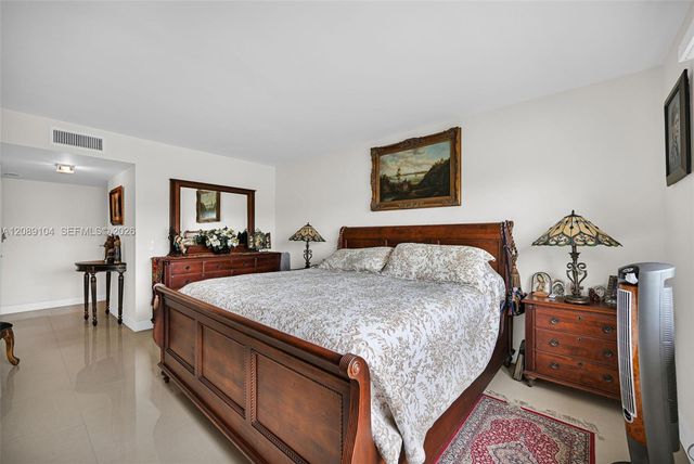 374 Lakeview Drive 204, Weston, FL 33326