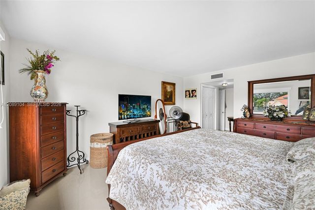 374 Lakeview Drive 204, Weston, FL 33326