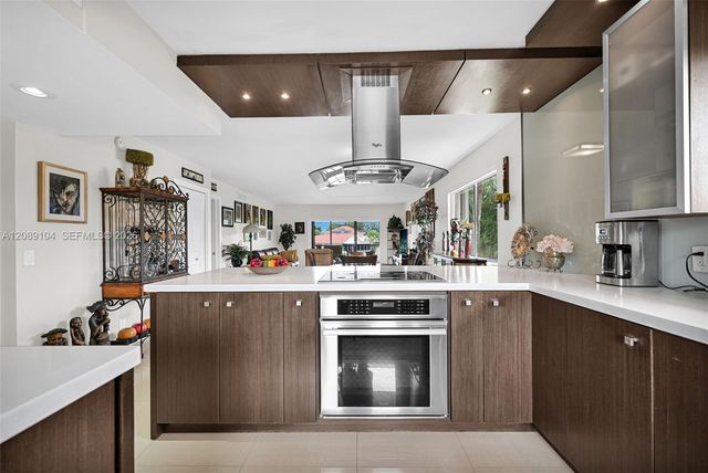 374 Lakeview Drive 204, Weston, FL 33326
