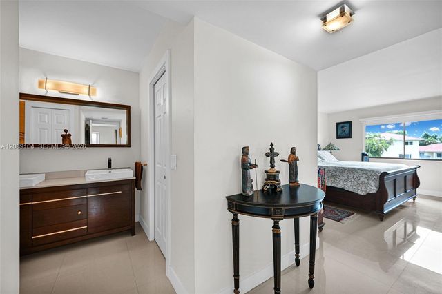 374 Lakeview Drive 204, Weston, FL 33326