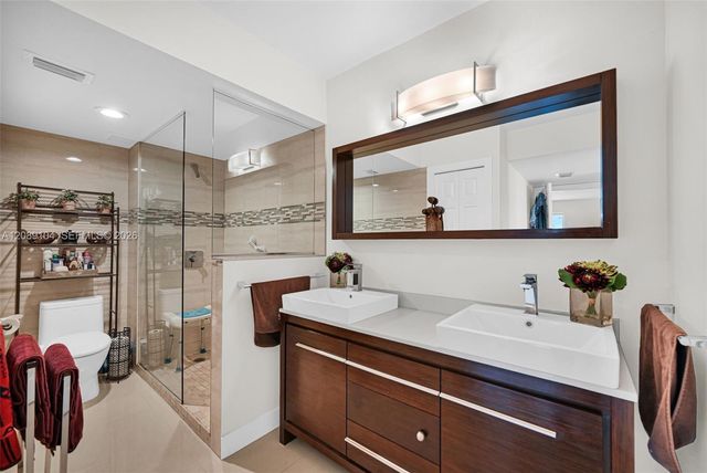 374 Lakeview Drive 204, Weston, FL 33326