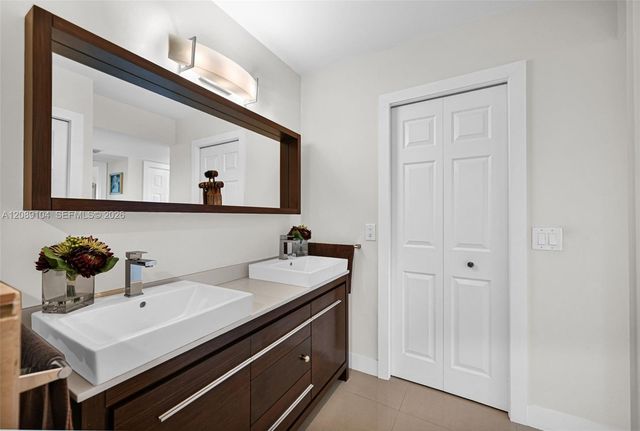 374 Lakeview Drive 204, Weston, FL 33326