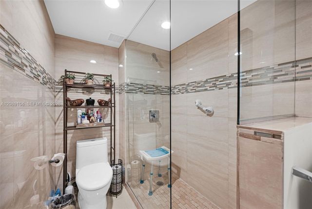 374 Lakeview Drive 204, Weston, FL 33326